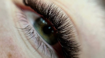 Gros plan de cils élégants chez MelRose Lash Pro, Blainville, Québec, CA.