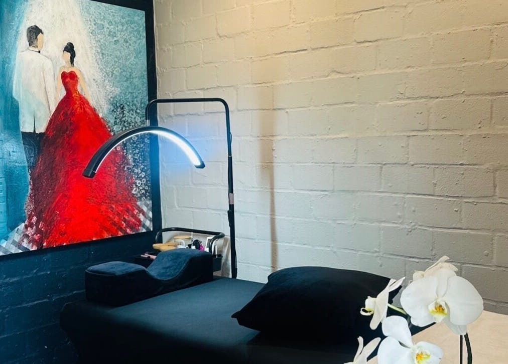 Elegant treatment room at Lash Luxe, Cape Town, Western Cape, ZA featuring modern decor and soft lighting.