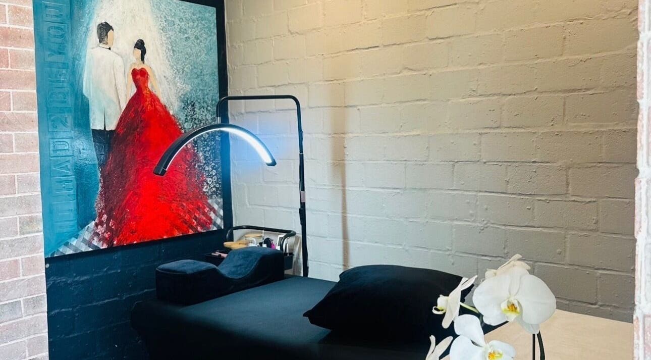 Elegant treatment room at Lash Luxe, Cape Town, Western Cape, ZA featuring modern decor and soft lighting.