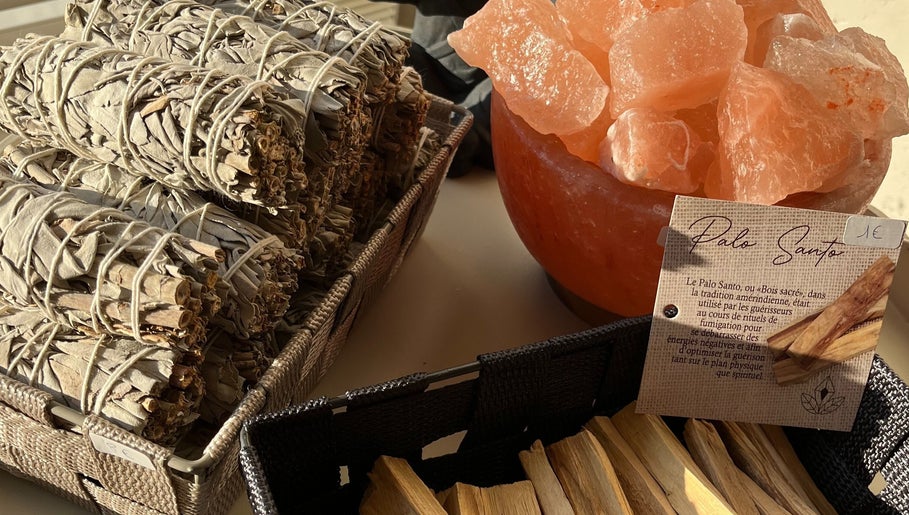Ensemble de bâtons de sauge et sel rose à Le Secret M, Mouthe, Bourgogne-franche-comté, FR.