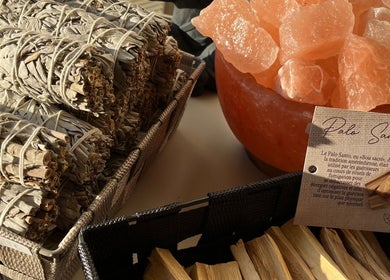 Ensemble de bâtons de sauge et sel rose à Le Secret M, Mouthe, Bourgogne-franche-comté, FR.