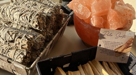 Ensemble de bâtons de sauge et sel rose à Le Secret M, Mouthe, Bourgogne-franche-comté, FR.