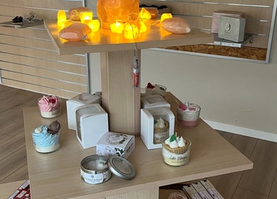Bougies décoratives et lampes brillent chez Le Secret M, Mouthe, Bourgogne-franche-comté, FR.