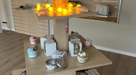 Bougies décoratives et lampes brillent chez Le Secret M, Mouthe, Bourgogne-franche-comté, FR.