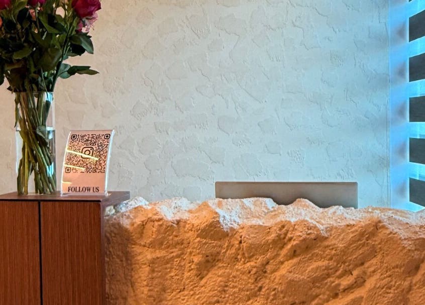 Chic reception at Look & Love Beauty Salon, Dubai, AE with roses and sign inviting followers.