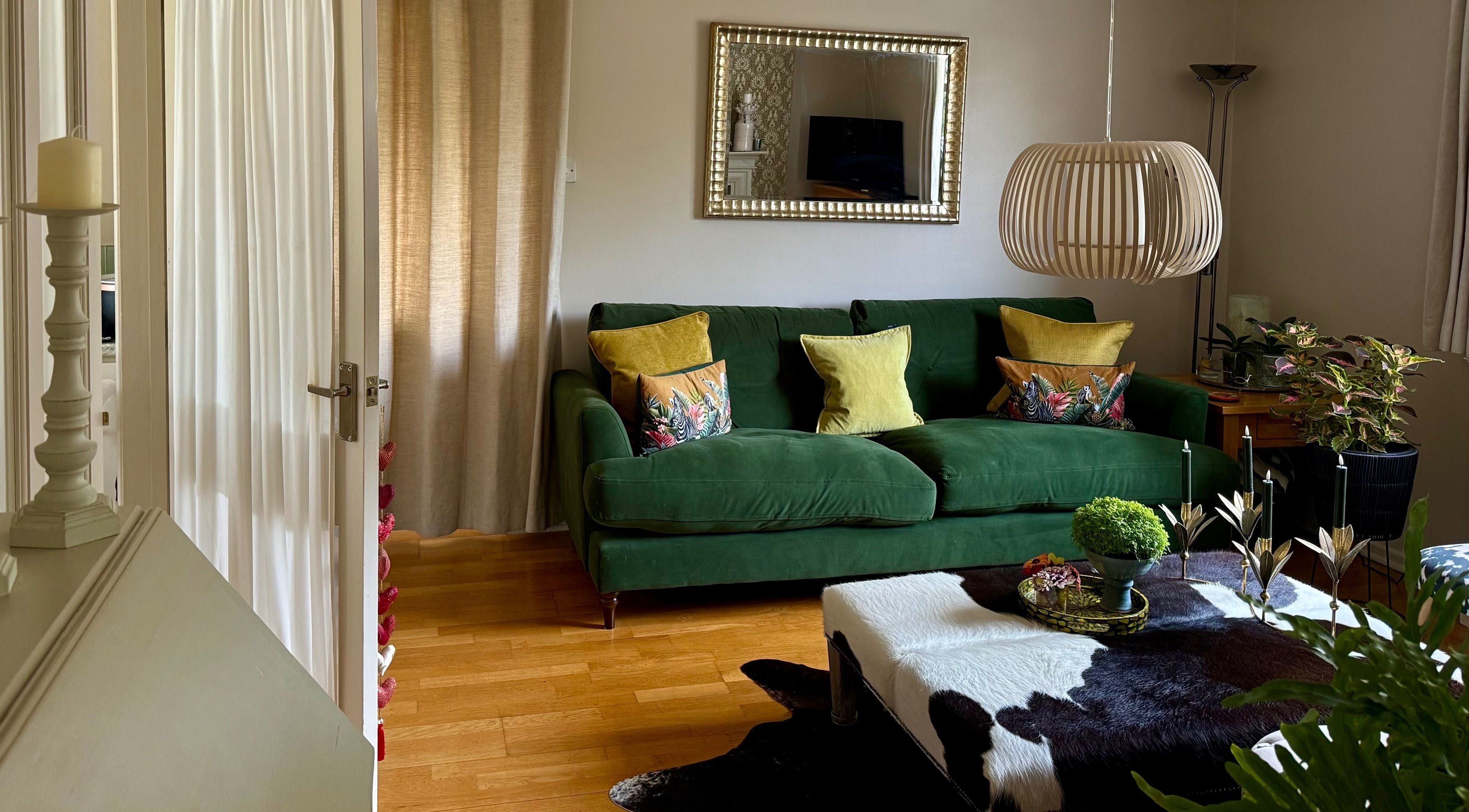 Cozy green sofa in Katherapyuk, Crowmarsh Gifford, England, GB with chic decor and a soft rug.