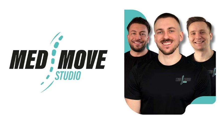 Zespół Med Move Studio w Warszawie, Województwo Mazowieckie, PL, uśmiecha się na tle logo.