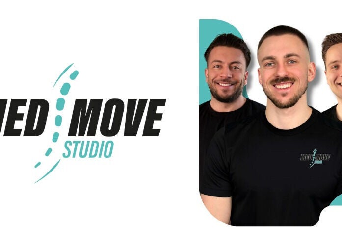 Zespół Med Move Studio w Warszawie, Województwo Mazowieckie, PL, uśmiecha się na tle logo.