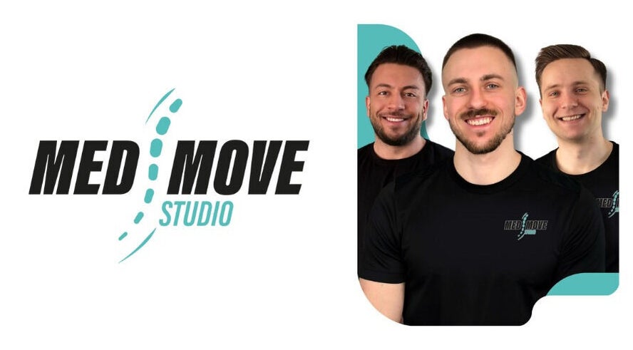 Zespół Med Move Studio w Warszawie, Województwo Mazowieckie, PL, uśmiecha się na tle logo.
