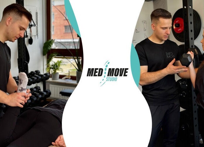 Trenerzy w Med Move Studio w Warszawie wspierający klientów podczas ćwiczeń i masażu fizjoterapeutycznego.