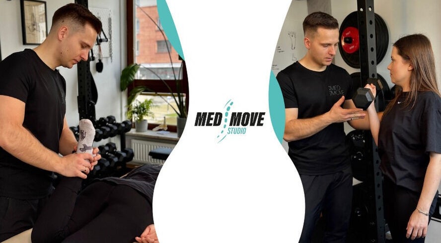 Trenerzy w Med Move Studio w Warszawie wspierający klientów podczas ćwiczeń i masażu fizjoterapeutycznego.