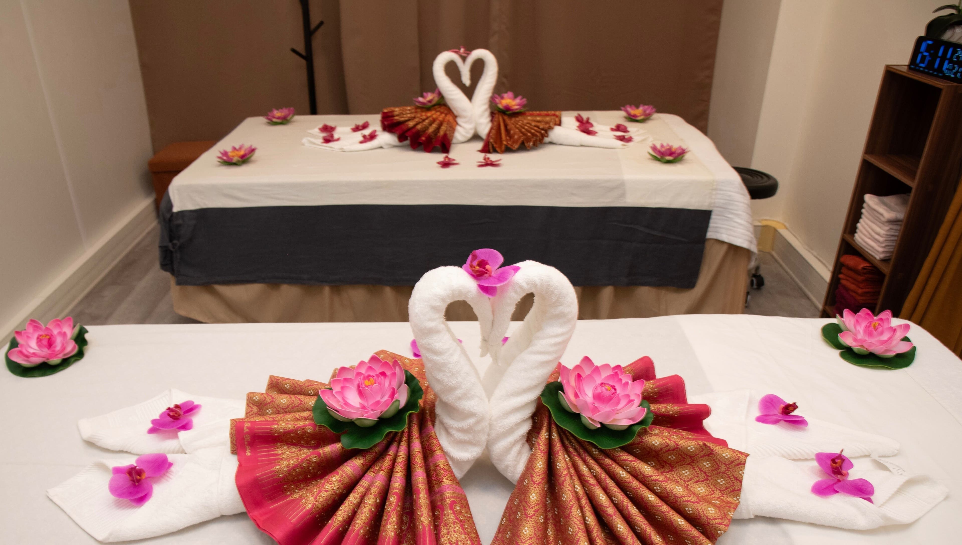 Table de massage ornée de cygnes en serviette à Ta Thaï Massage, Annemasse, Auvergne-rhône-alpes, FR.