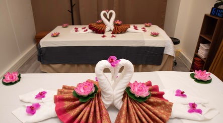 Table de massage ornée de cygnes en serviette à Ta Thaï Massage, Annemasse, Auvergne-rhône-alpes, FR.