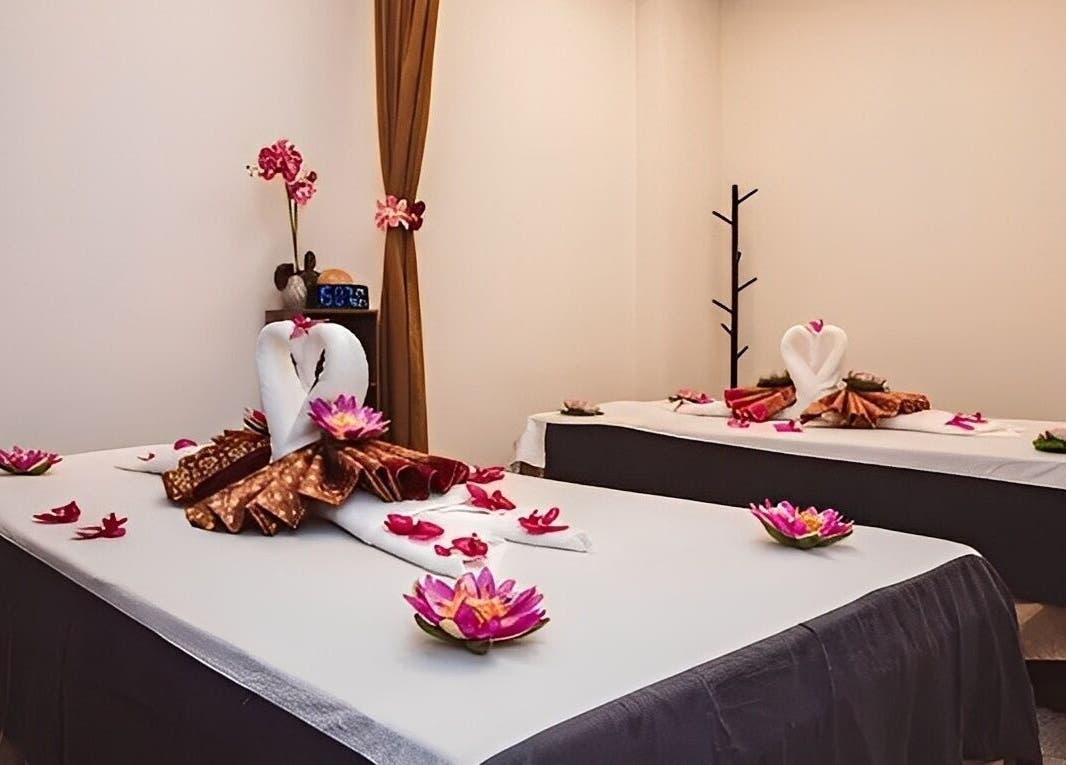 Salle de massage décorée avec des lotus à Ta Thaï Massage, Annemasse, Auvergne-rhône-alpes, FR.