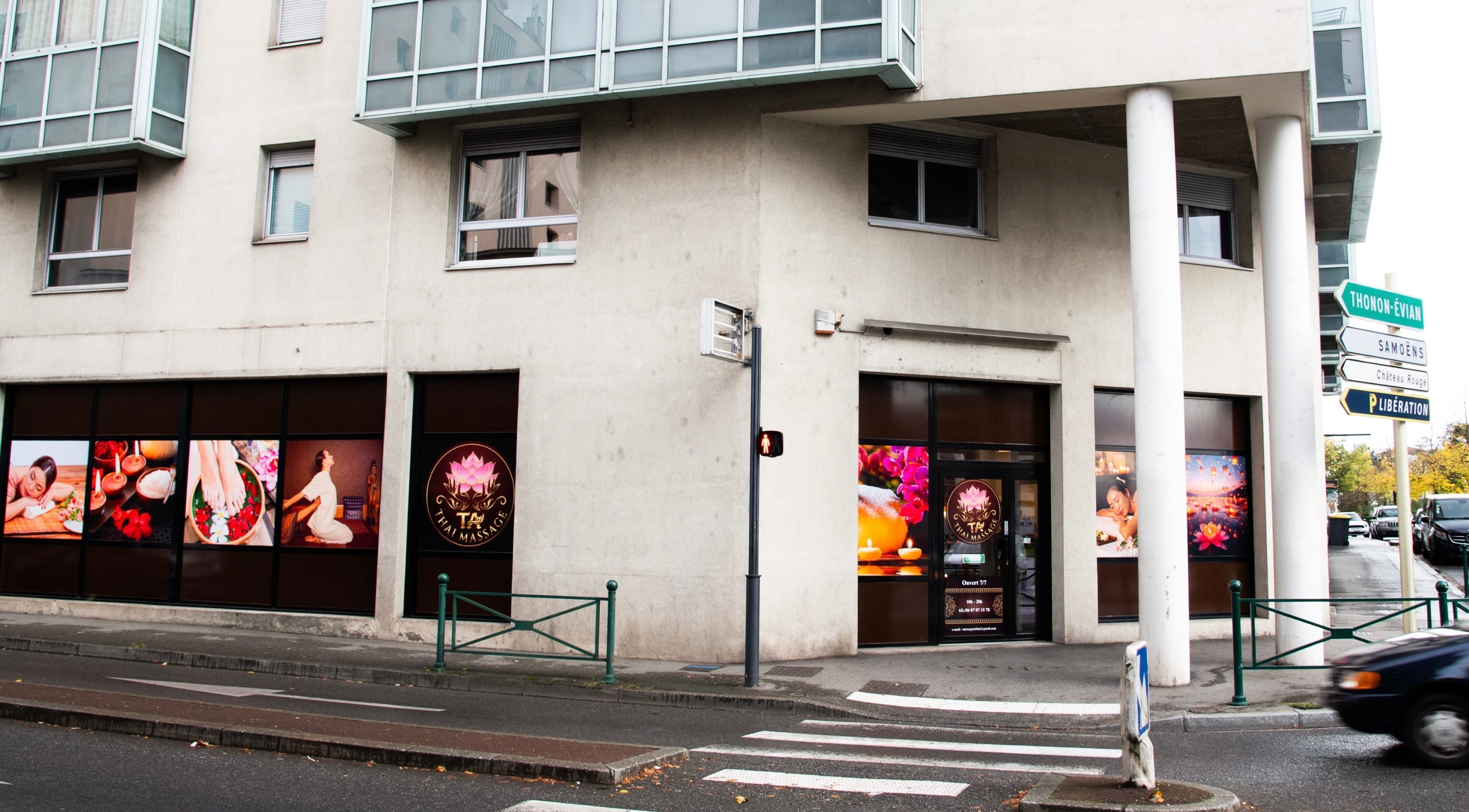 Entrée de Ta Thaï Massage à Annemasse, Auvergne-rhône-alpes, FR avec fenêtres décorées de thèmes relaxants.