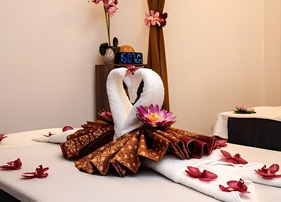 Décor de massage avec fleurs et serviettes à Ta Thaï Massage, Annemasse, Auvergne-Rhône-Alpes, FR.