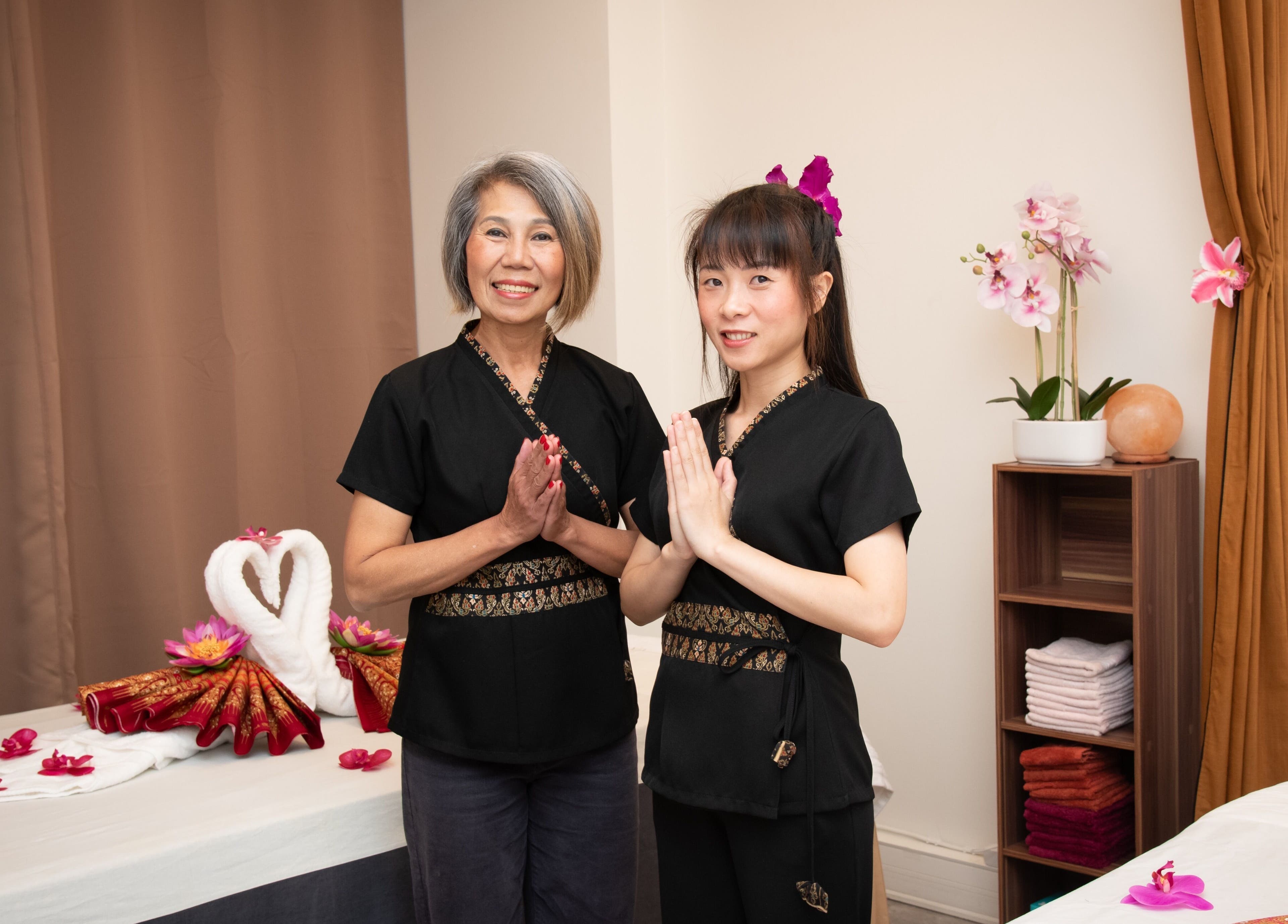 Deux praticiennes à Ta Thaï Massage, Annemasse, Auvergne-rhône-alpes au milieu d'un décor apaisant.