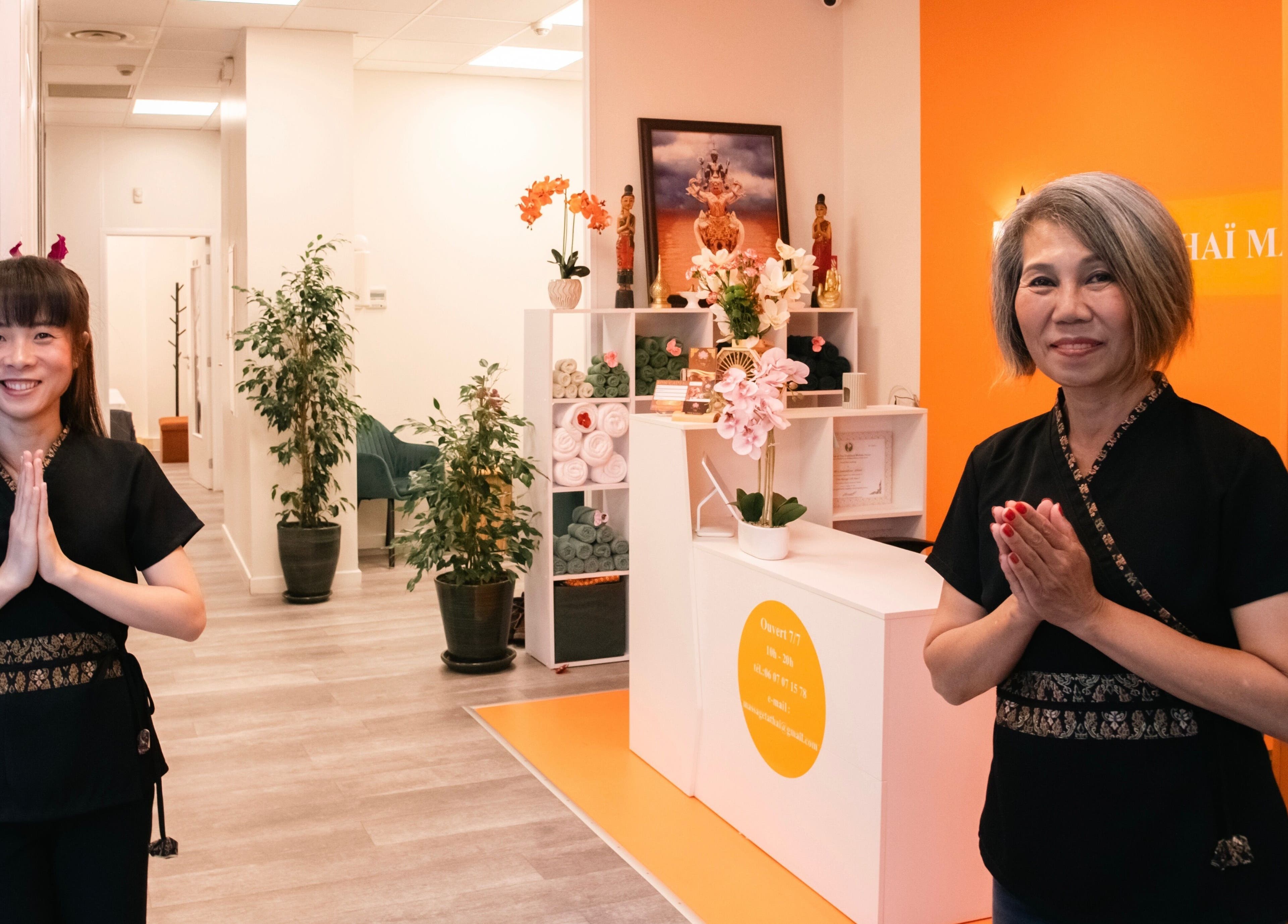 Personnel de Ta Thaï Massage à Annemasse, Auvergne-rhône-alpes, FR accueillant chaleureusement les clients.