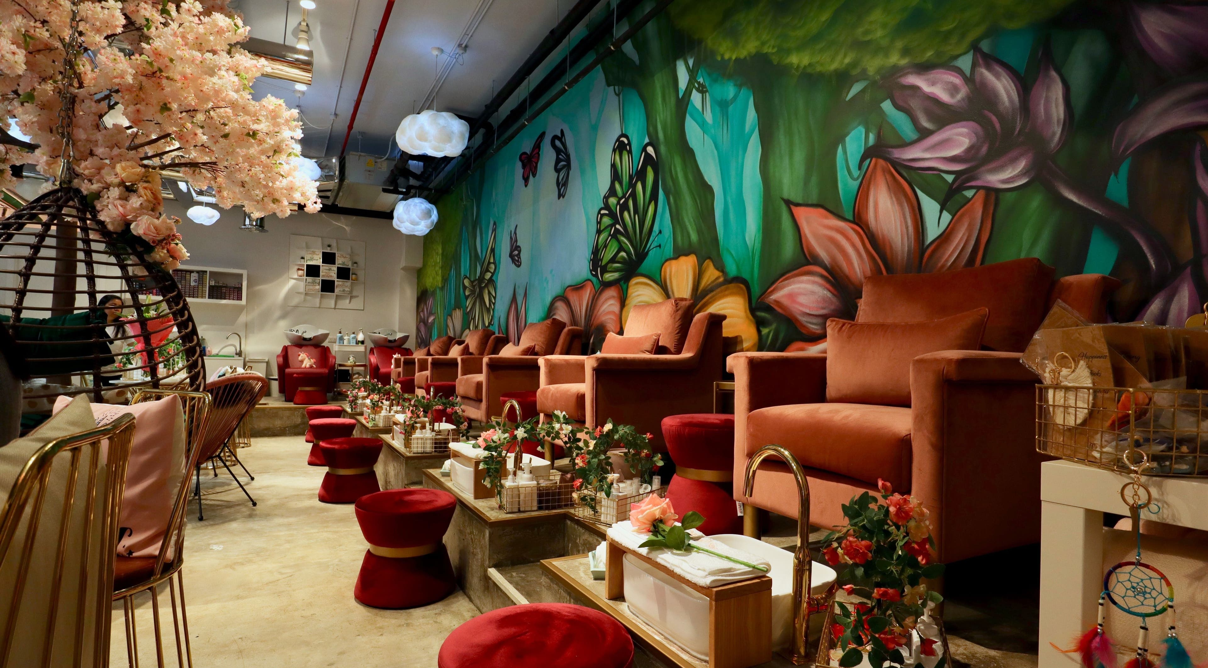 Mood Ladies Salon in Dubai, AE with floral decor and cozy seating for a relaxing beauty experience.