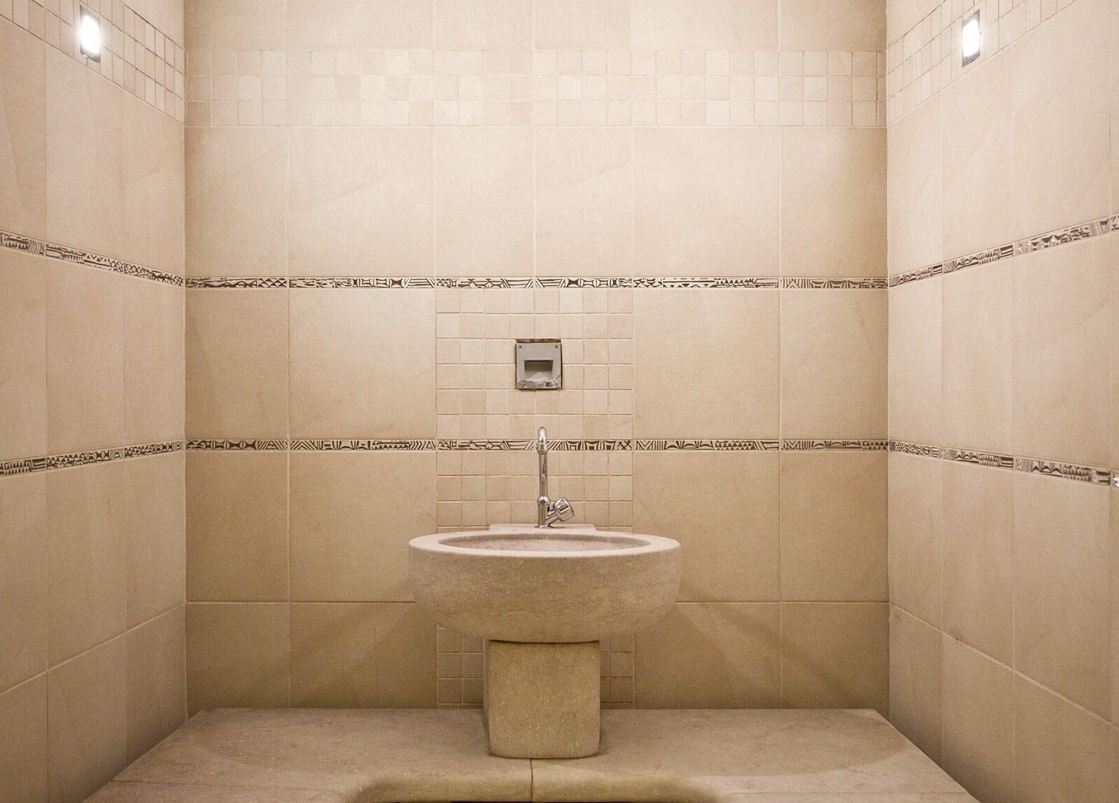 Lavabo elegante presso Casa Oliva Borgo del Benessere delle Marche, Bargni, Marche, IT.