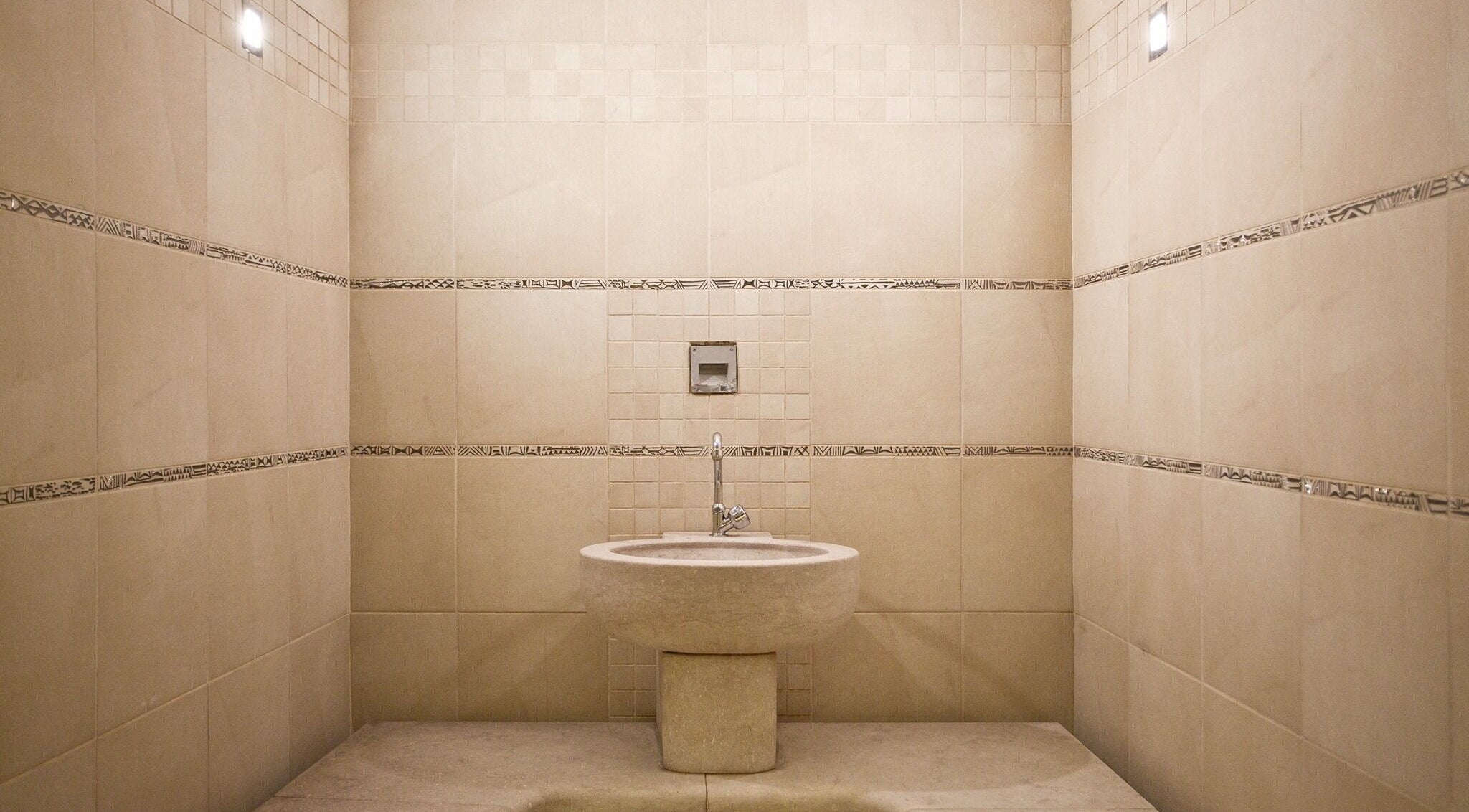 Lavabo elegante presso Casa Oliva Borgo del Benessere delle Marche, Bargni, Marche, IT.