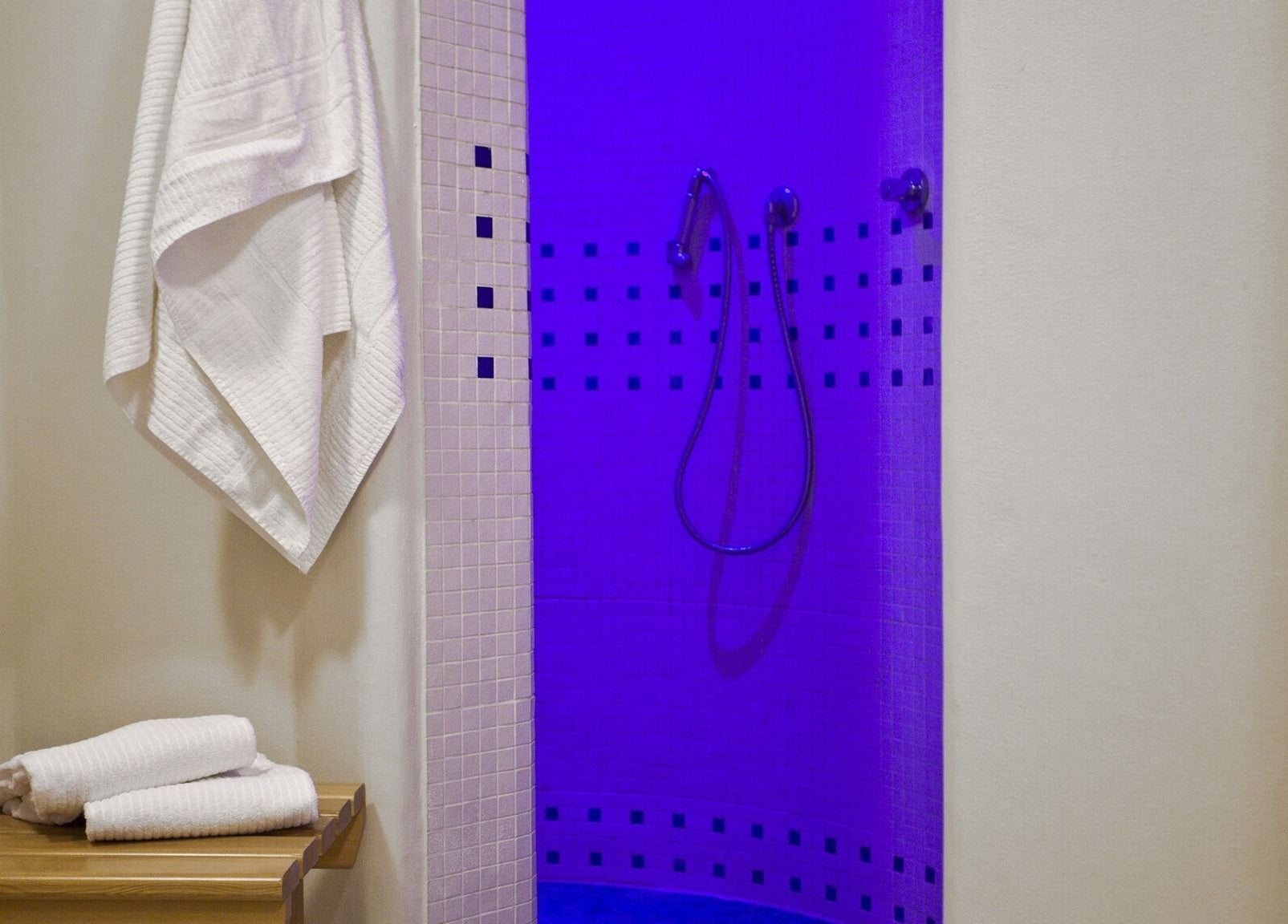 Doccia rilassante con luci soffuse a Casa Oliva Borgo del Benessere delle Marche, Bargni, Marche, IT.