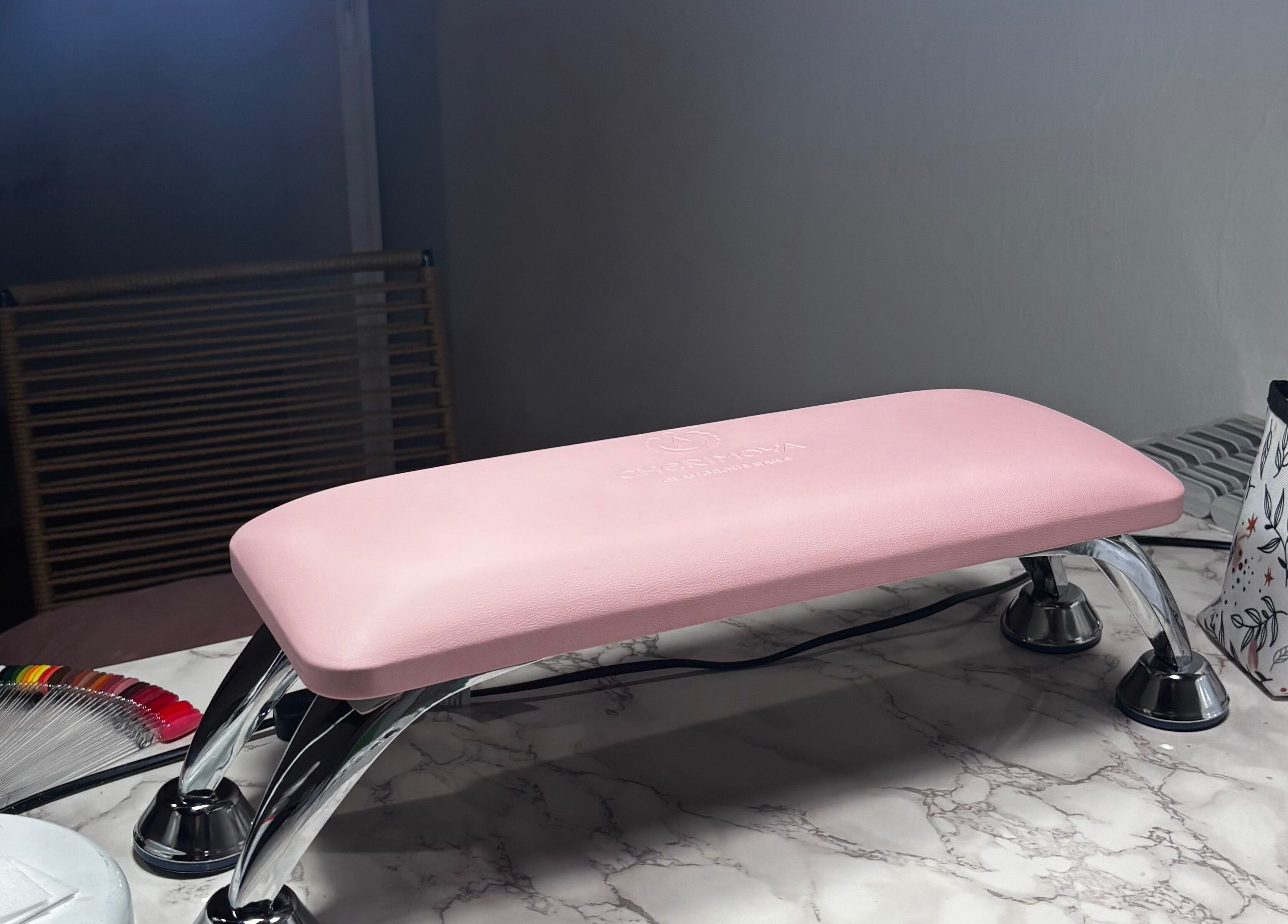 Mesa de manicura con almohadilla rosa en Kristal Nails, Olavarría, Provincia De Buenos Aires, AR.