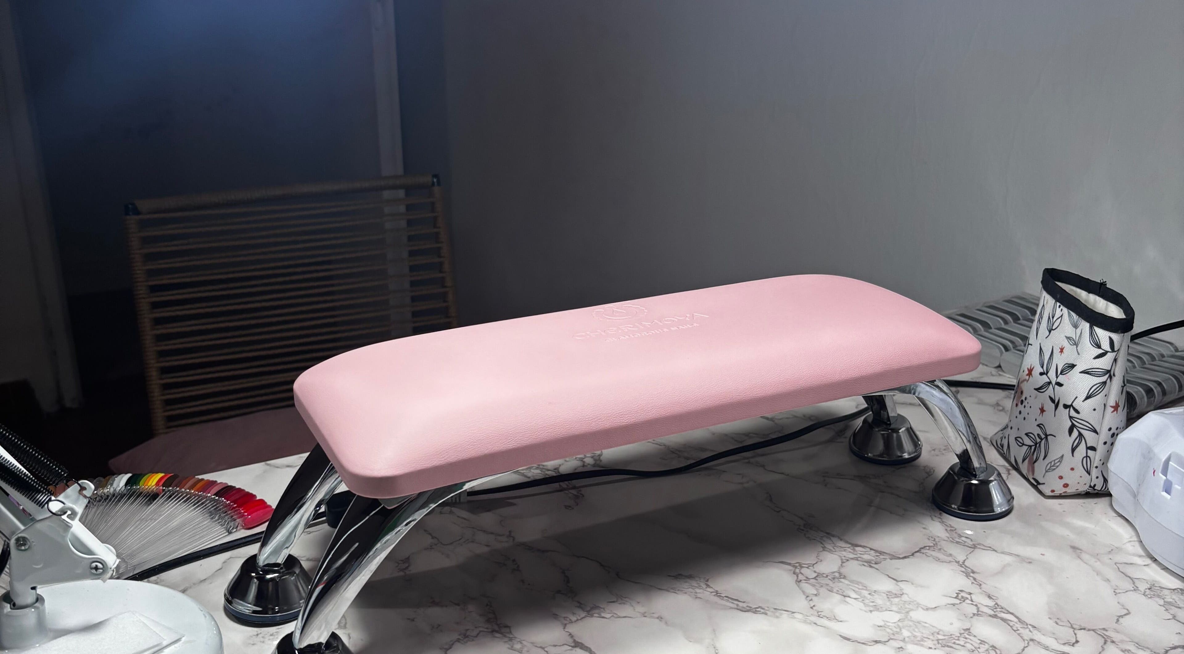 Mesa de manicura con almohadilla rosa en Kristal Nails, Olavarría, Provincia De Buenos Aires, AR.