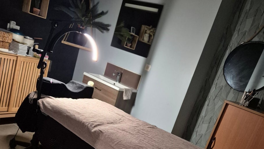 Salle de soins relaxante chez CilsElégance, Hersin-coupigny, Hauts-de-france, FR avec table de traitement.