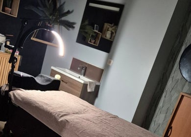 Salle de soins relaxante chez CilsElégance, Hersin-coupigny, Hauts-de-france, FR avec table de traitement.