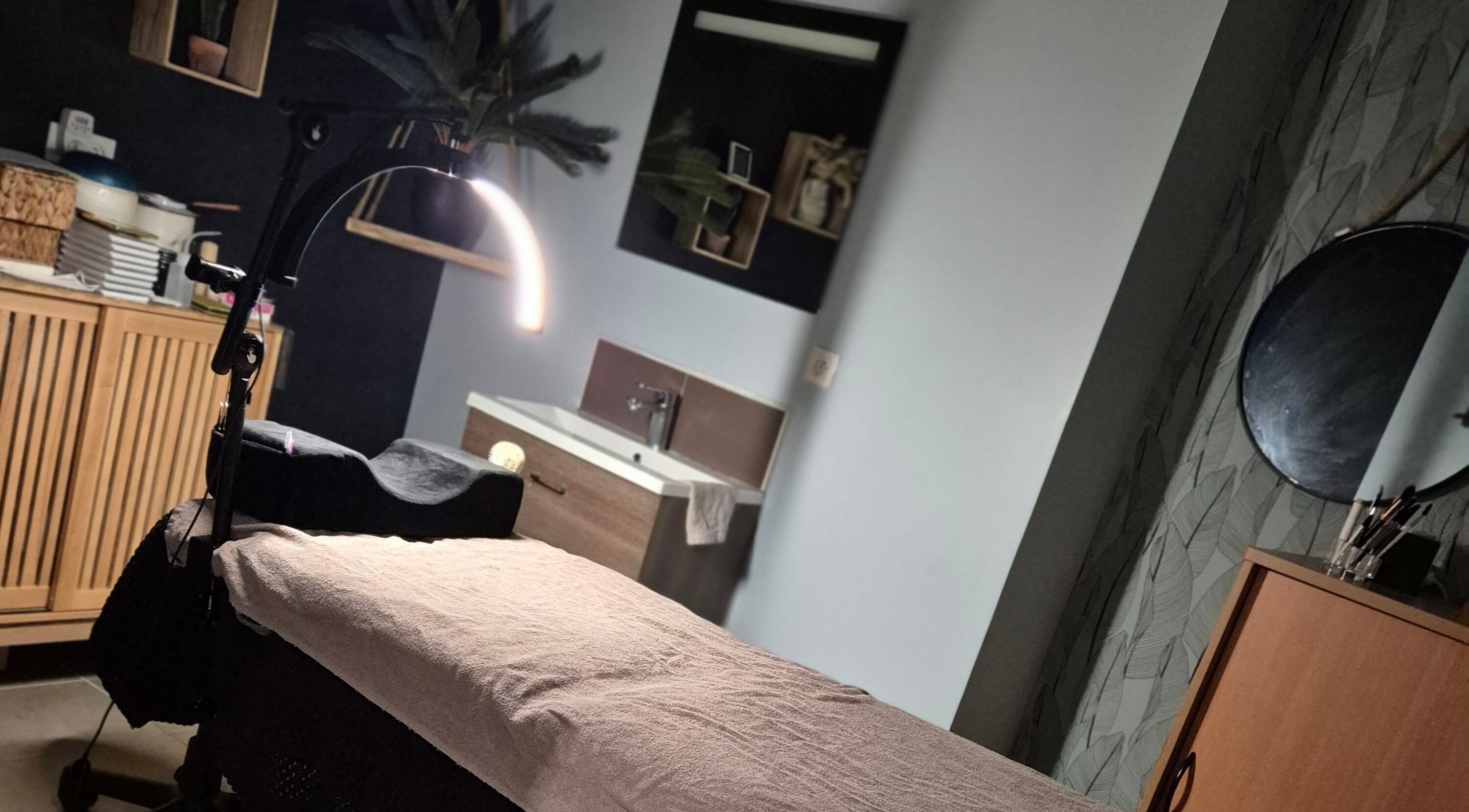 Salle de soin sereine à CilsElégance, Billy-Berclau, Hauts-de-France, FR, avec lit massage et lampe douce.