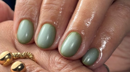 Uñas con esmalte verde oliva de FaerieClawz by Ada en Bayamón, PR, PR, mostrando acabado profesional.