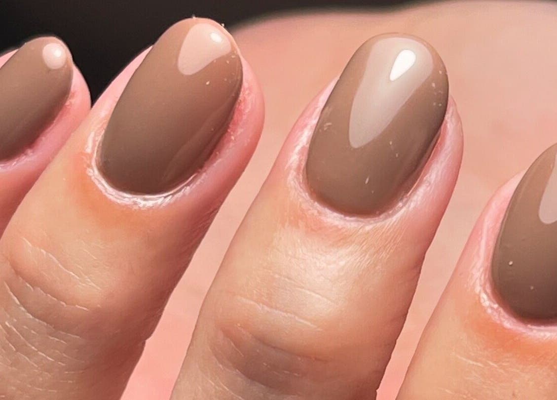 Uñas marrón pulidas en FaerieClawz by Ada, Bayamón, PR, reflejan elegancia y estilo.