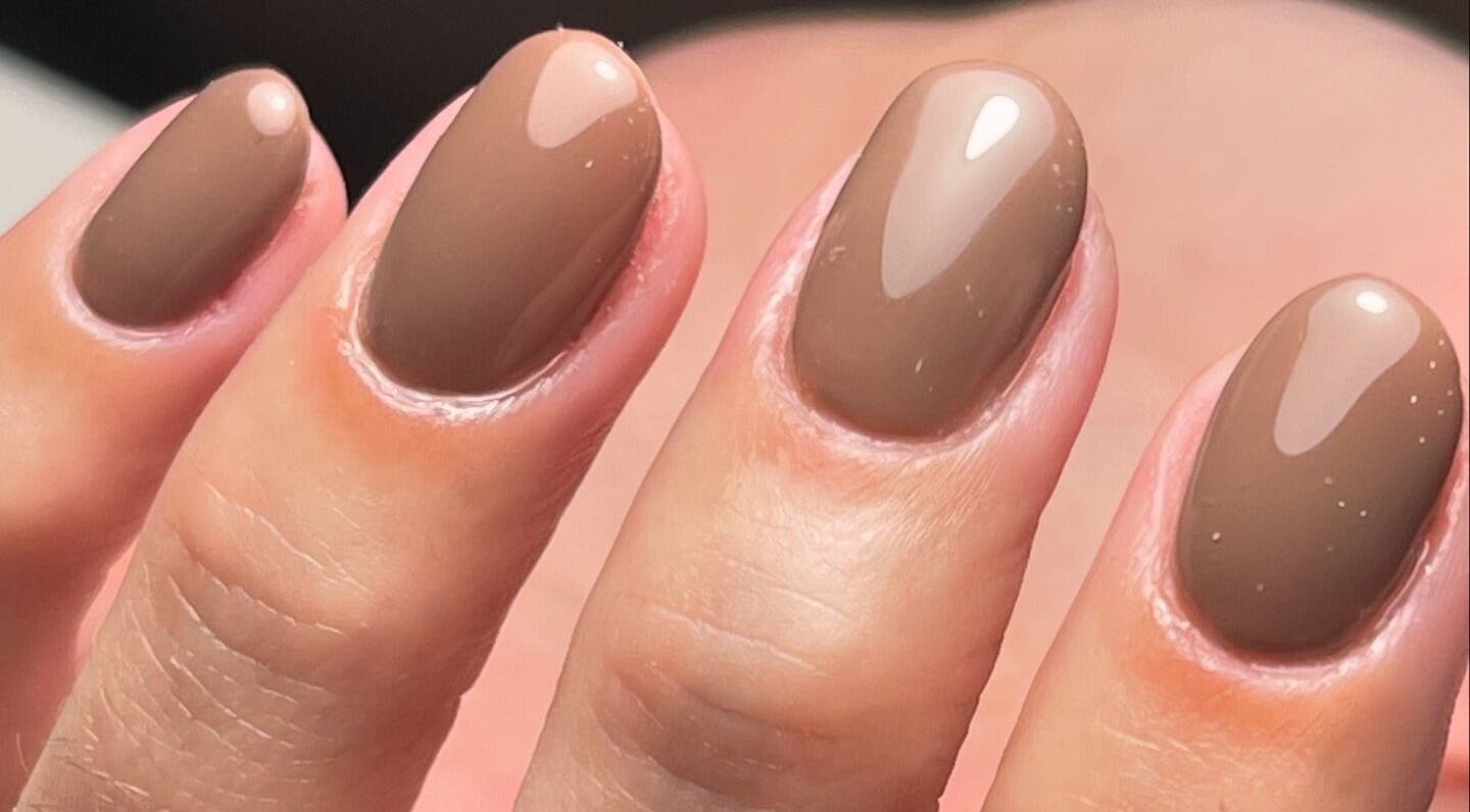 Uñas marrón pulidas en FaerieClawz by Ada, Bayamón, PR, reflejan elegancia y estilo.