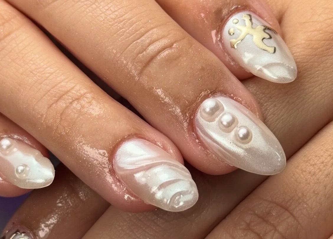 Manicura perlada en FaerieClawz by Ada en Bayamón, PR, PR con diseño elegante y brillo impecable.