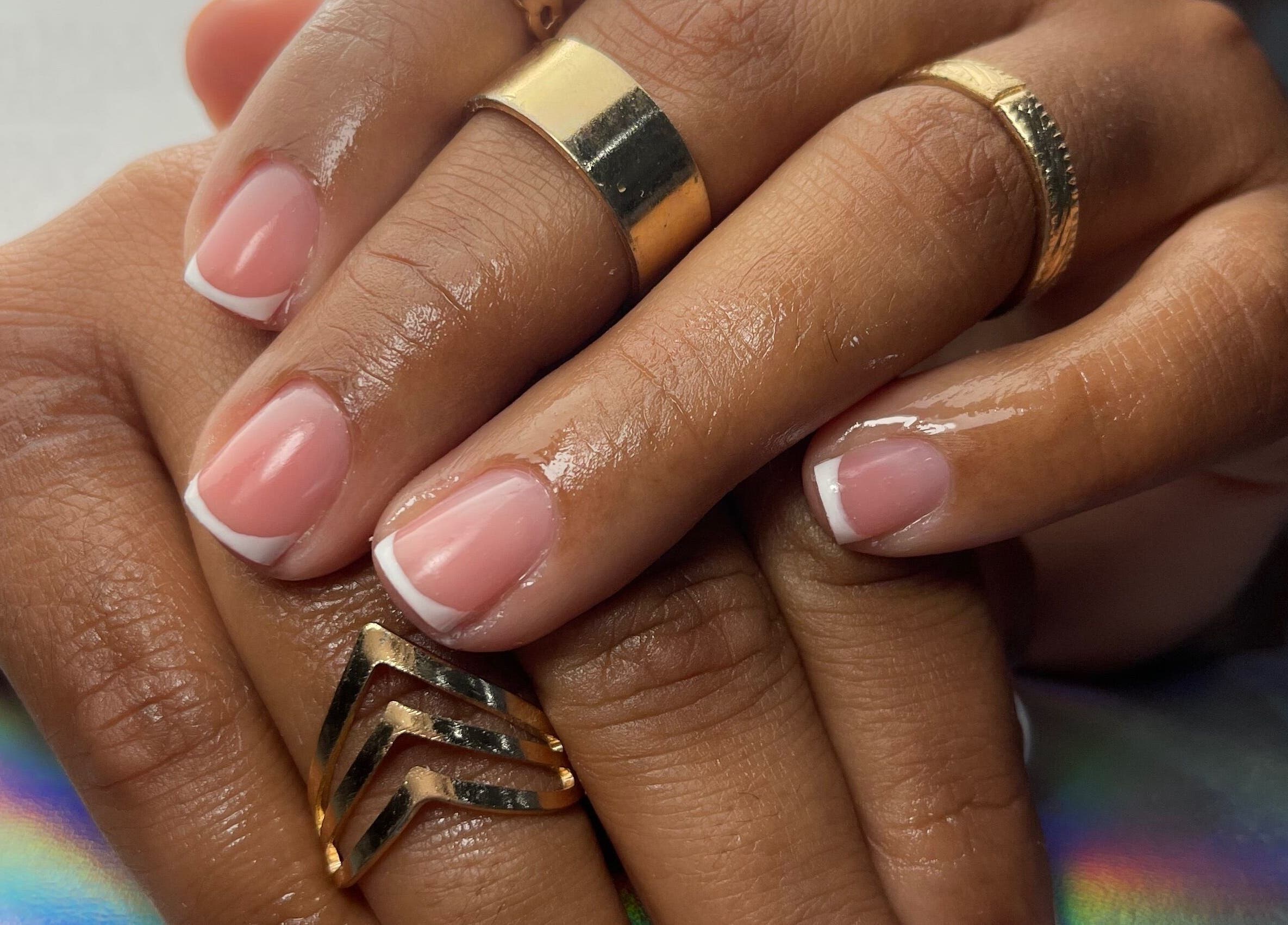 Manicura francesa en FaerieClawz by Ada, Bayamón, PR, PR, mostrando uñas elegantes con esmalte rosa.