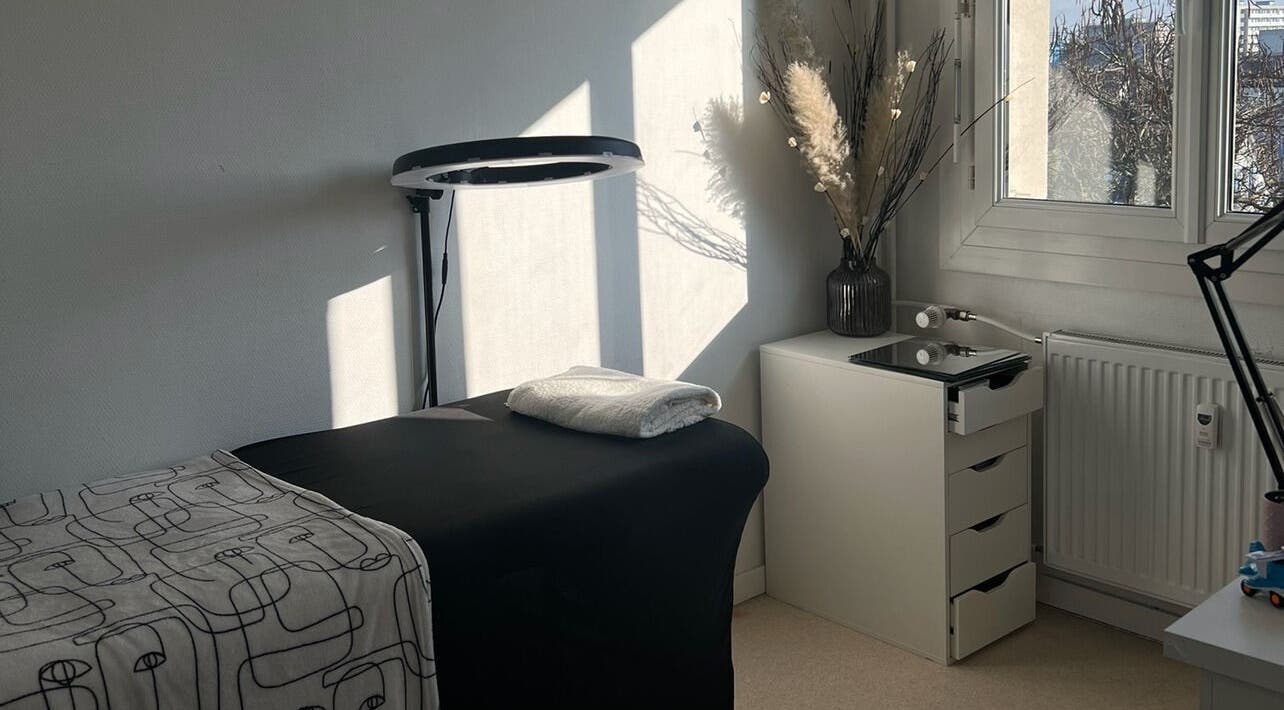 Salle de soin lumineuse chez Ardiana Beauty, Saint-louis, Grand Est, FR, offrant détente et confort.