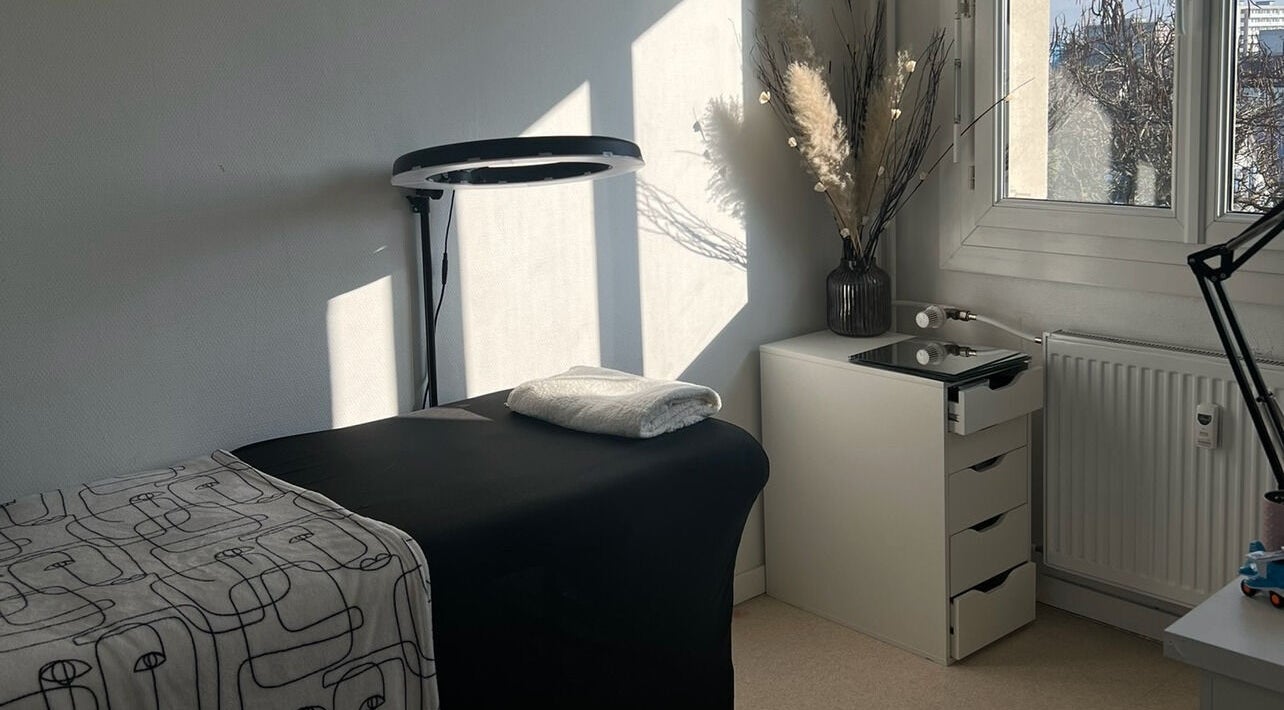 Salle de soin lumineuse chez Ardiana Beauty, Saint-louis, Grand Est, FR, offrant détente et confort.