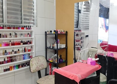 Mesa de manicure com esmaltes no D'Mary Beauty, São Paulo, São Paulo, BR. Ambiência acolhedora e organizada.