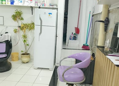 Sala de cuidados no D'Mary Beauty, São Paulo, SP, BR com cadeiras roxas e decoração moderna.