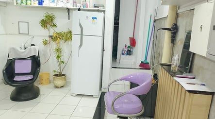 Sala de cuidados no D'Mary Beauty, São Paulo, SP, BR com cadeiras roxas e decoração moderna.