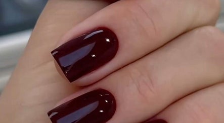 Uñas esmaltadas en rojo oscuro en Alejandra Glam Studio, Las Condes, Región Metropolitana, CL.