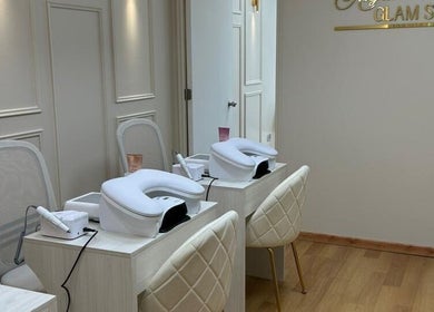 Estaciones de manicura en Alejandra Glam Studio, Las Condes, Región Metropolitana, CL, con sillas blancas elegantes.