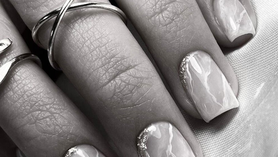 Manicura elegante en Soleil Studio, Santiago, Región Metropolitana, CL. Detalle de arte de uñas moderno.