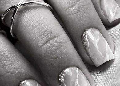 Manicura elegante en Soleil Studio, Santiago, Región Metropolitana, CL. Detalle de arte de uñas moderno.