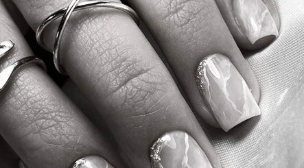 Manicura elegante en Soleil Studio, Santiago, Región Metropolitana, CL. Detalle de arte de uñas moderno.