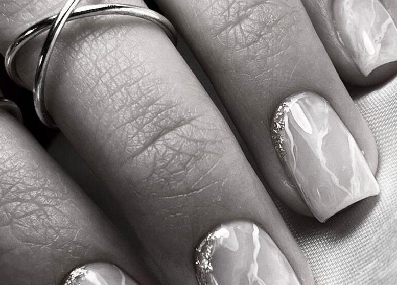 Manicura de uñas elegantes en Soleil Studio, Santiago, Región Metropolitana, CL.