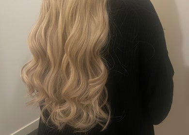 Long wavy blonde hair at JH EXTENSIONS, Melbourne, Victoria, AU showcasing luxury extensions.