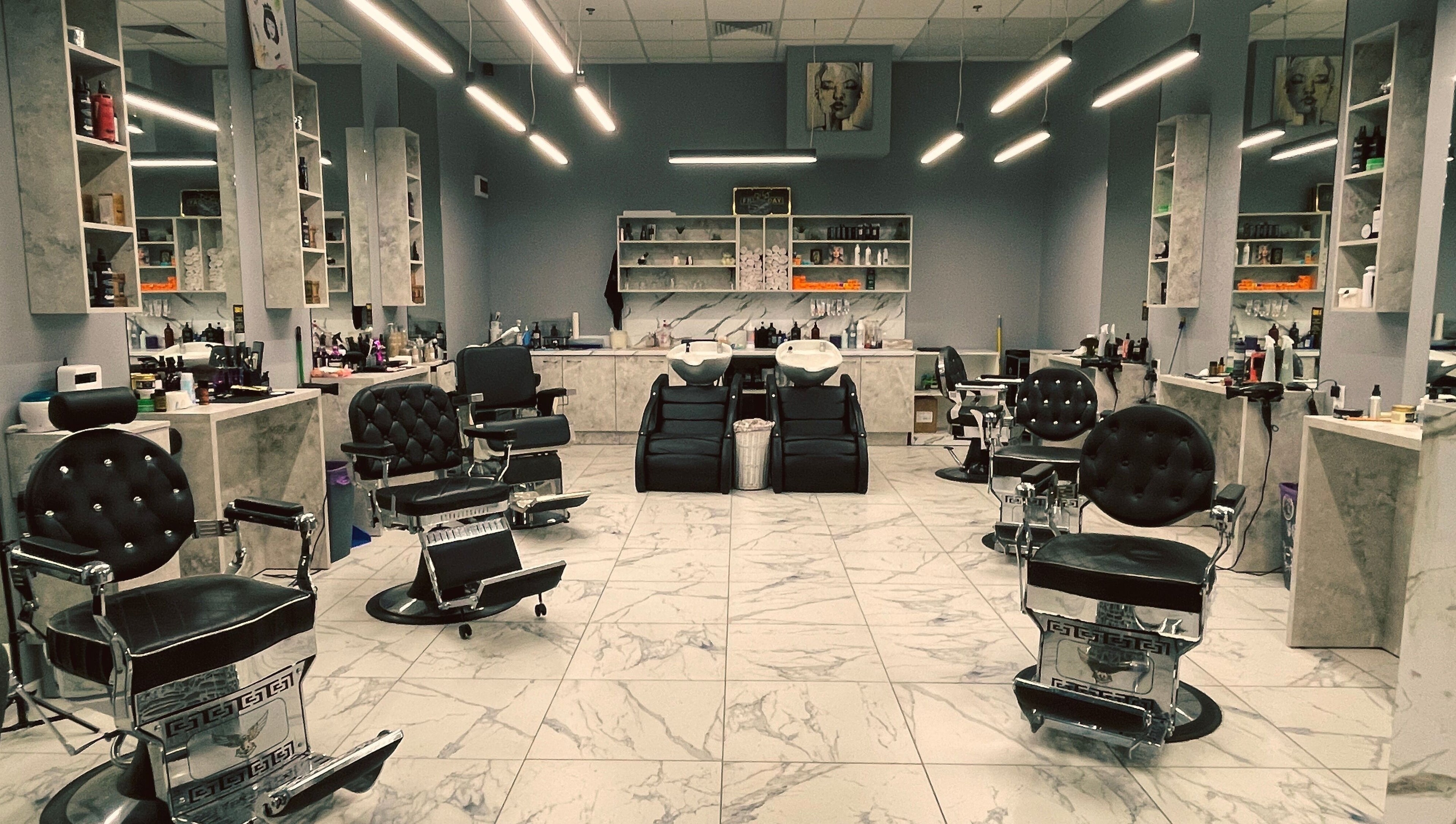 Интериор на Sergeev Barber Club, модерен и елегантен салон във Варна, Варна, BG.