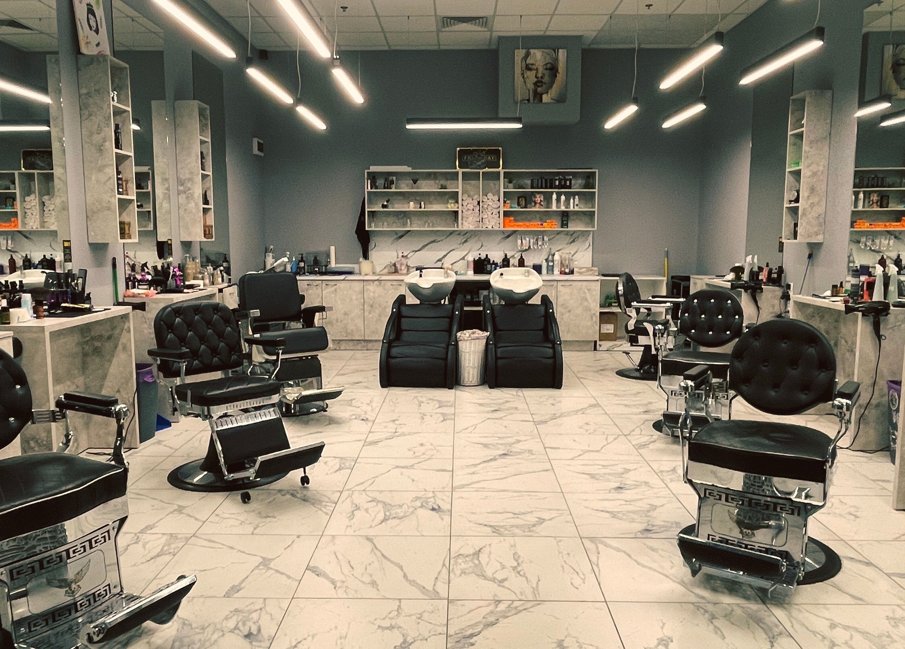 Интериор на Sergeev Barber Club, модерен и елегантен салон във Варна, Варна, BG.